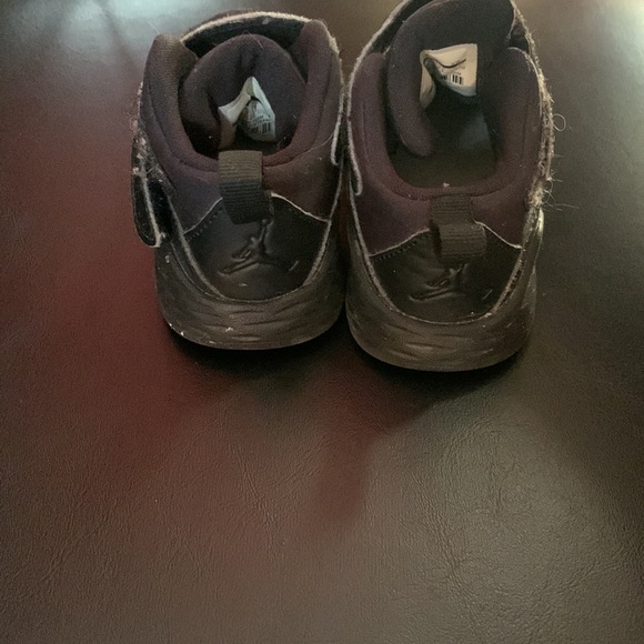 Selling toddlers Jordan’s in very good condition any questions ask 😊 - Picture 2 of 4